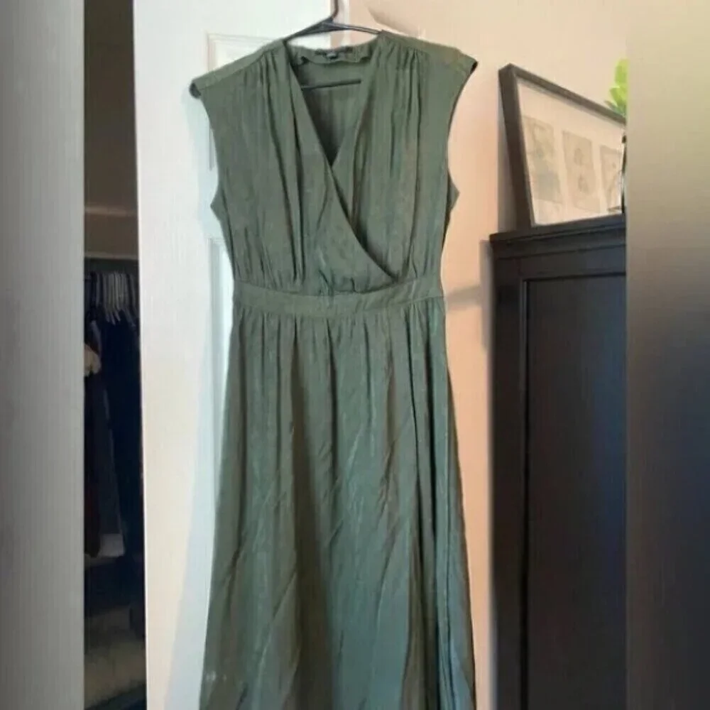 Banana Republic Green V-neck Maxi Dress - Picture 2 of 4